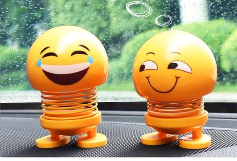 Tête de poupée emoji de voiture