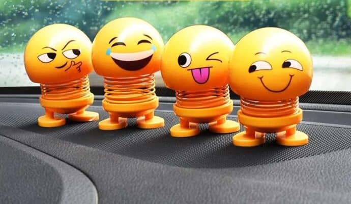 Tête de poupée emoji de voiture