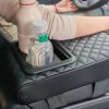 Couvre accoudoir avec porte gobelet multifonction